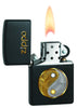 Zippo aansteker met Zippo inscriptie en daaronder Yin Yang-symbool geopend met vlam