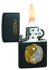 Zippo aansteker met Zippo inscriptie en daaronder Yin Yang-symbool geopend met vlam