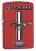 Vooraanzicht 3/4 hoek Zippo-aansteker rood met Ford Mustang-logo