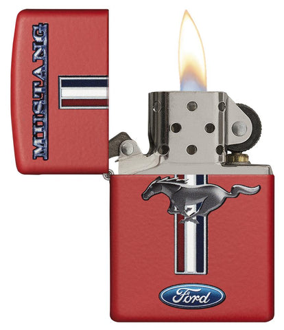 Zippo-aansteker rood met Ford Mustang-logo open met vlam