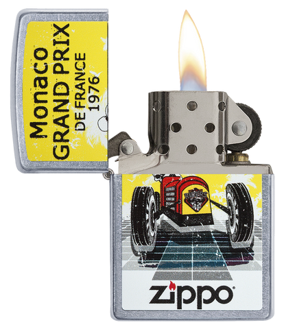 Vue de face du briquet tempête Zippo Grand Prix ouvert, avec flamme