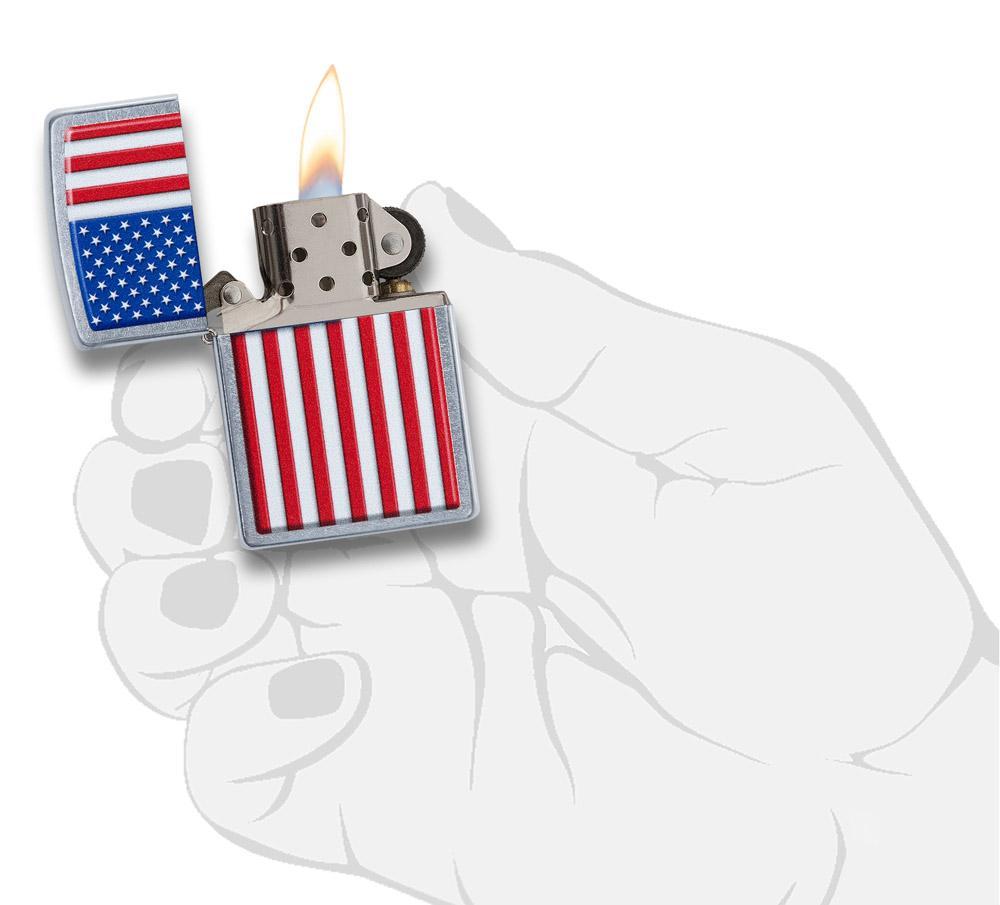 Zippo-aansteker chroom met Amerikaanse vlag open met vlam in handpalm