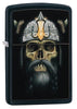 Vooraanzicht 3/4 hoek Zippo aansteker zwart Viking doodshoofd met baard en helm