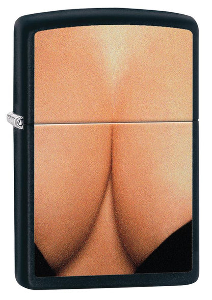 Vooraanzicht 3/4 hoek aansteker Zippo zwart diepuitgesneden decolleté van een vrouw