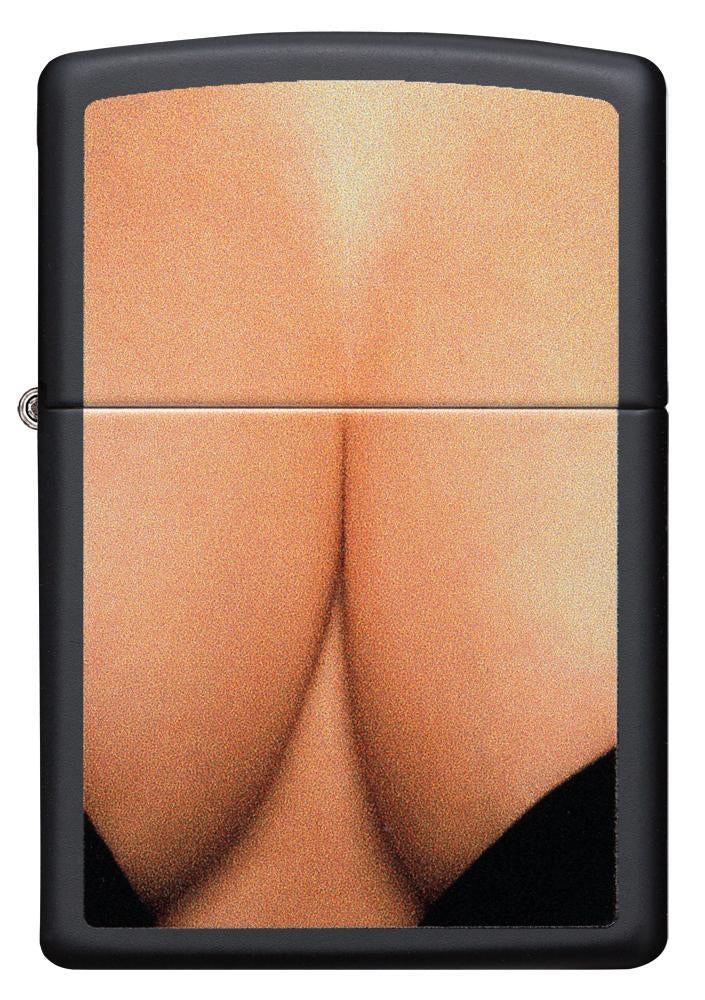 Vooraanzicht Zippo aansteker zwart diepuitgesneden decolleté van een vrouw