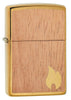 Vooraanzicht 3/4 hoek Zippo Woodchuck mahoniehout met kleine gouden Zippo-vlam in rechterbenedenhoek