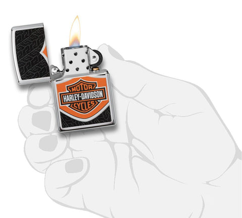Zippo-aansteker chroom Harley Davidson-logo oranje zwart wit open met vlam in handpalm