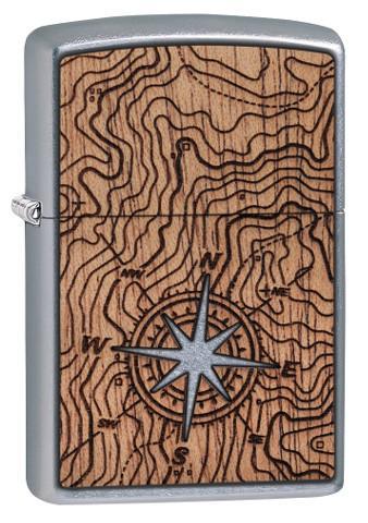 Vooraanzicht 3/4 hoek Zippo-aansteker Woodchuck landkaart met kompas