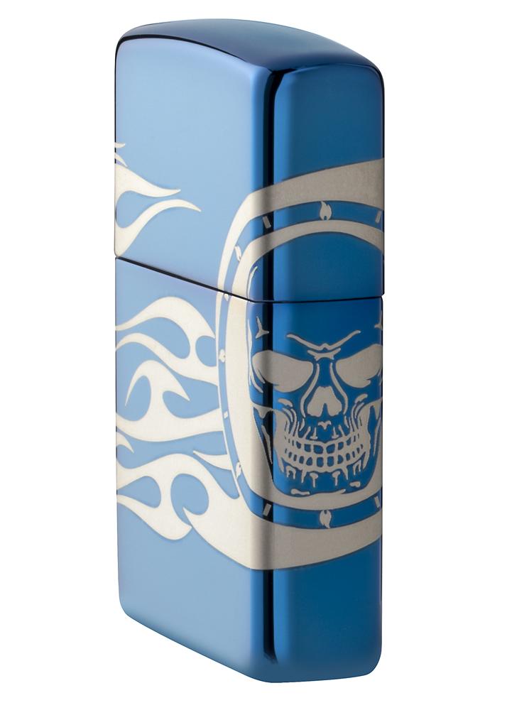 Zijaanzicht voorkant Zippo-aansteker blauw hoogglans doodshoofd met vlammen gegraveerd