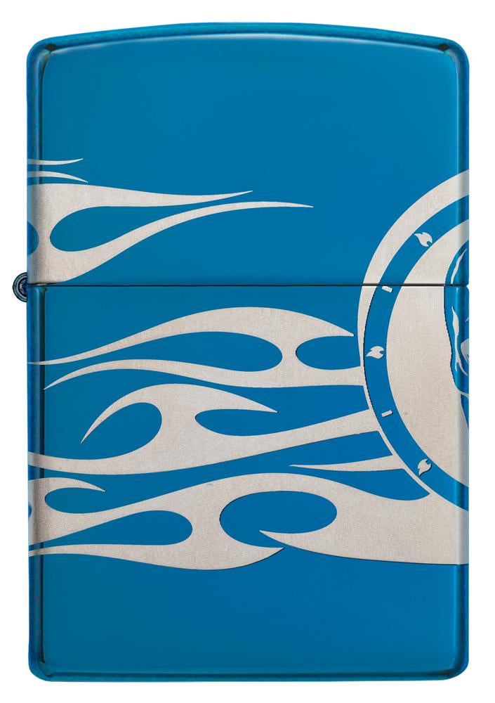 Vooraanzicht Zippo-aansteker blauw hoogglans doodshoofd met vlammen gegraveerd