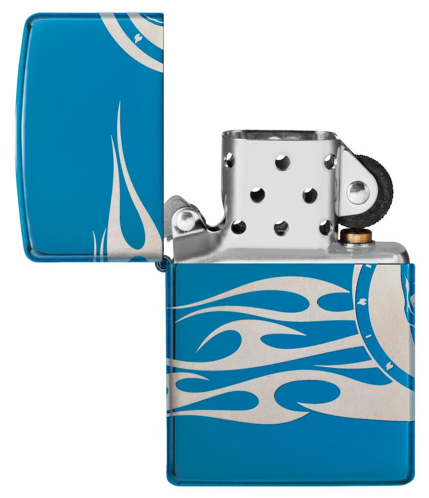 Zippo-aansteker blauw hoogglans doodshoofd met vlammen gegraveerd open
