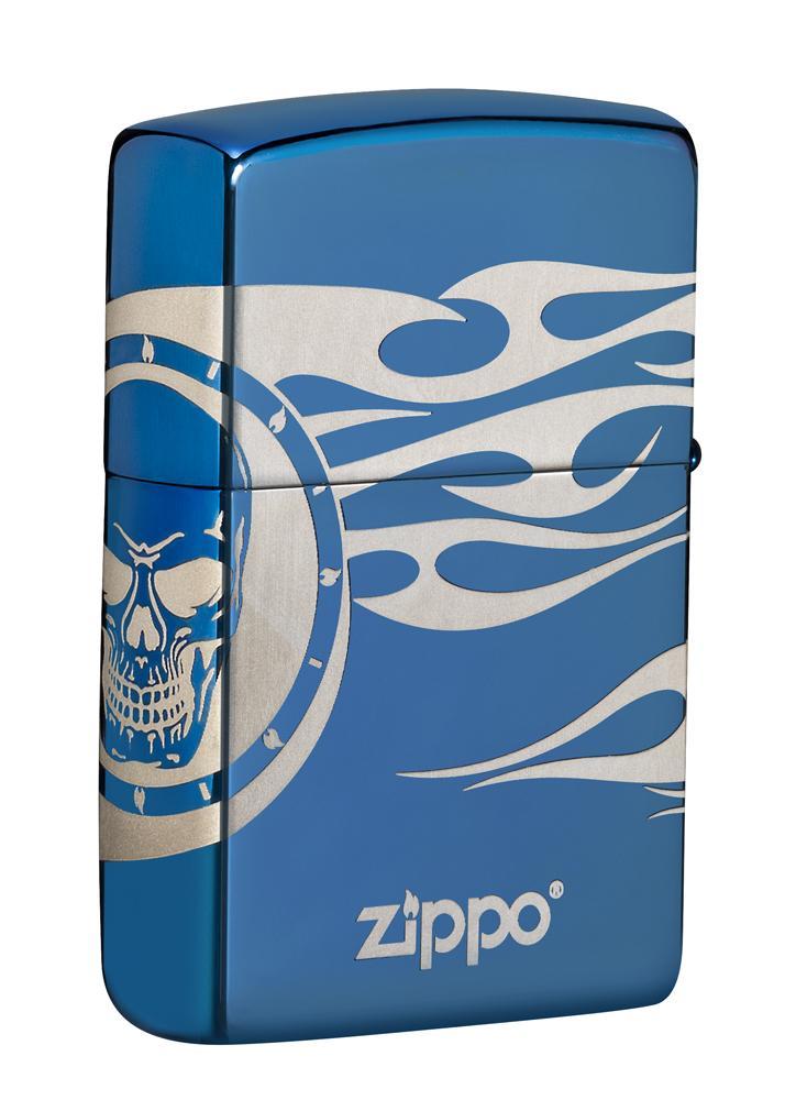 Vooraanzicht Zippo-aansteker blauw hoogglans doodshoofd met vlammen gegraveerd