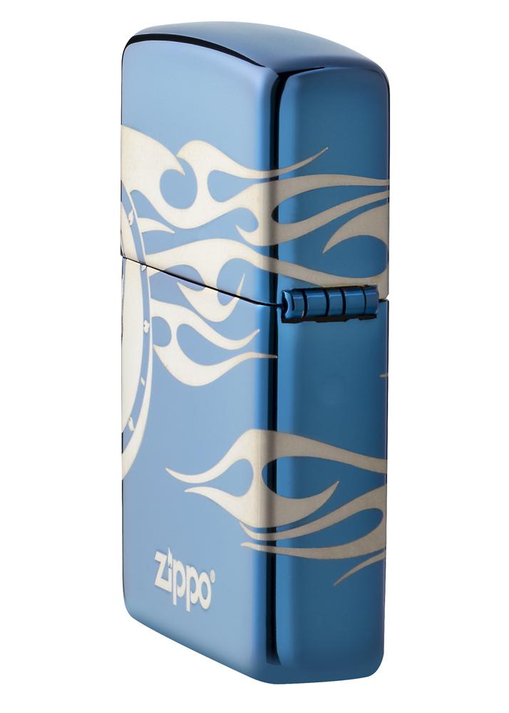 Zijaanzicht achterkant Zippo-aansteker blauw hoogglans doodshoofd met vlammen gegraveerd
