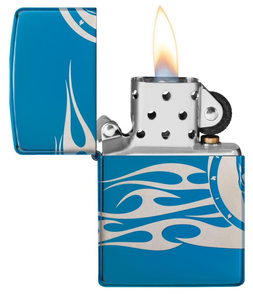 Zippo-aansteker blauw hoogglans doodshoofd met vlammen gegraveerd open met vlam
