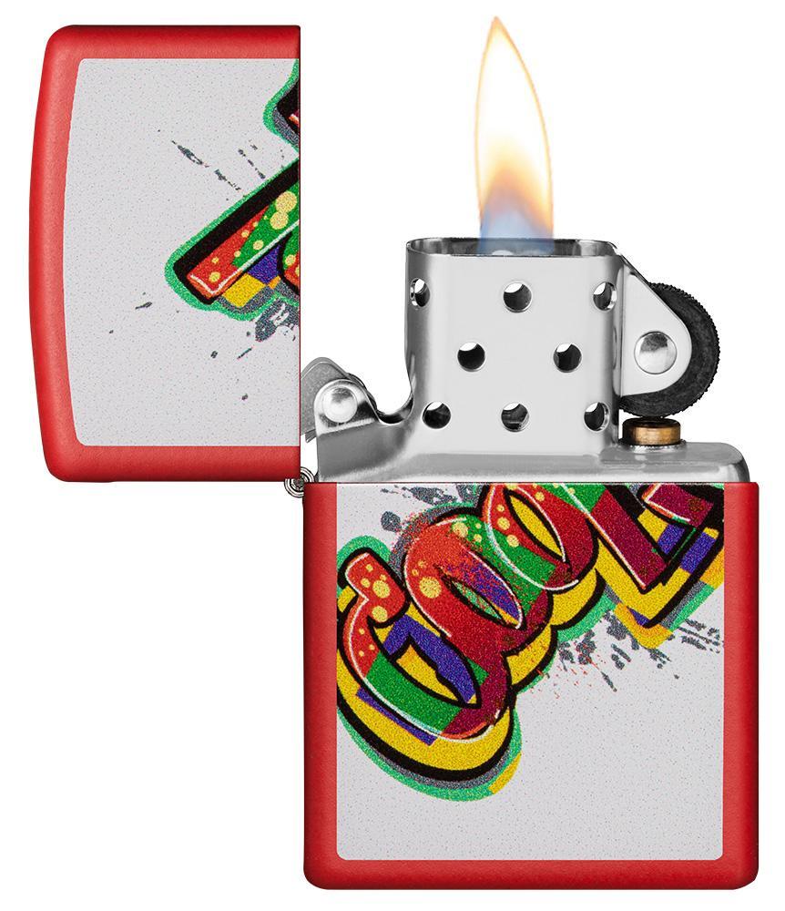 Zippo aansteker met inscriptie Cool kleurrijk geopend met vlam