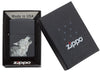  Zippo aansteker zwart met grijze wolf samengesteld uit geometrische driehoeken in open doos