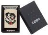 Vooraanzicht Zippo-aansteker Cream Matte met man en vrouw in tattoostijl in open verpakking