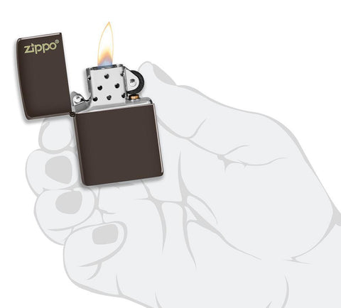 Zippo-aansteker bruin mat met Zippo-logo open met vlam in handpalm