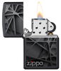 Vue de face du briquet tempête Zippo Black Abstract Design ouvert, avec flamme