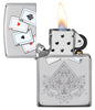 Vue de face du briquet tempête Zippo Aces Design ouvert, avec flamme
