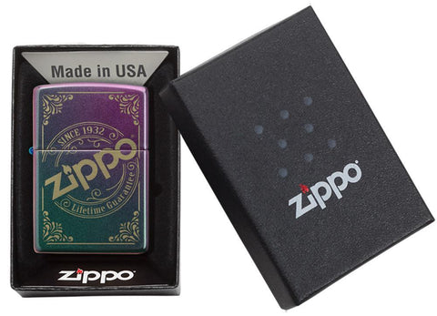 Vooraanzicht Zippo-aansteker Iridescent Matte met Zippo-logostempel als lasergravure in open geschenkverpakking 