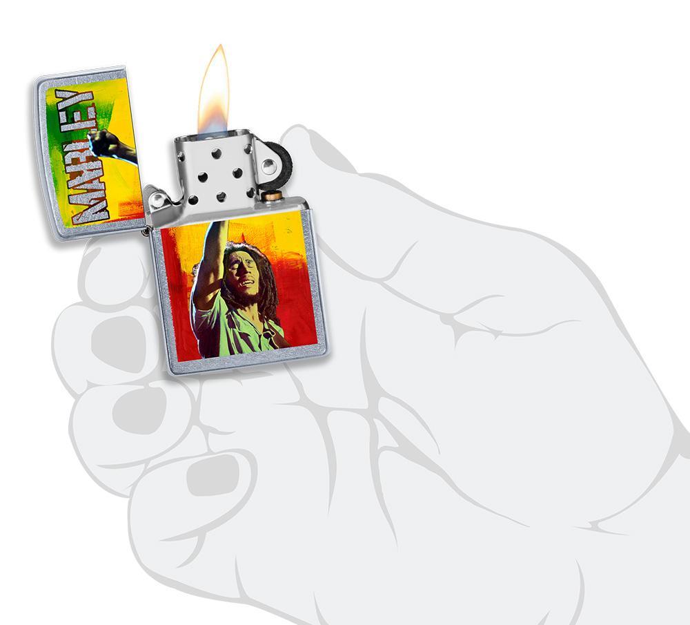 Zippo-aansteker chroom Bob Marley met opgeheven vuist open met vlam in handpalm