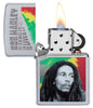 Vue de face du briquet tempête Zippo Bob Marley ouvert, avec flamme