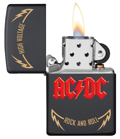 Vooraanzicht Zippo-aansteker AC/DC Cover Black Matte, High Voltage Rock and Roll-logo open met vlam