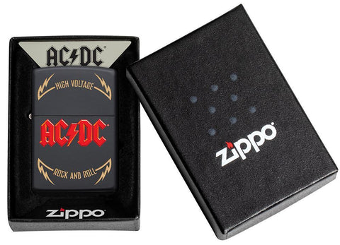 Vooraanzicht Zippo-aansteker AC/DC Cover Black Matte, High Voltage Rock and Roll-logo in open AC/DC-verpakking