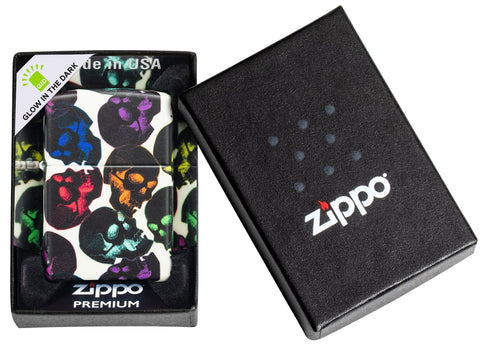 Zippo aansteker Skulls design met een aantal kleurrijke schedels glow in the night in een open premium doos