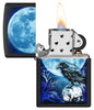 Zippo Feuerzeug mit aufgedrucktem schwarzem Raben im Mondlicht auf einem Totenschädel auf einem schwarz mattem Hintergrund geöffnet mit Flamme