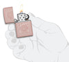 Vooraanzicht Zippo aansteker luciferdoosje met logo Rose Gold geopend met vlam in gestileerde hand