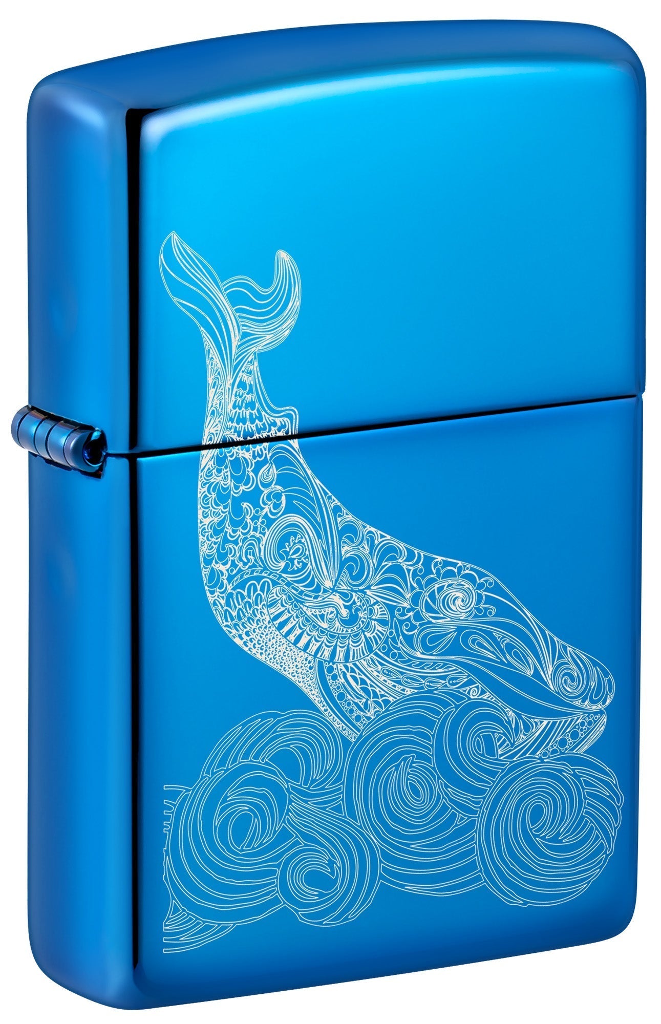 Zippo aansteker vooraanzicht ¾ hoek walvis ontwerp glanzend lichtblauw met een gegraveerde walvis met ronde golven