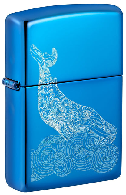 Zippo aansteker vooraanzicht ¾ hoek walvis ontwerp glanzend lichtblauw met een gegraveerde walvis met ronde golven