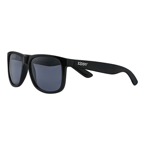 Zippo Zonnebril Vooraanzicht ¾ hoek met vierkant montuur en brede armen in zwart met wit Zippo logo