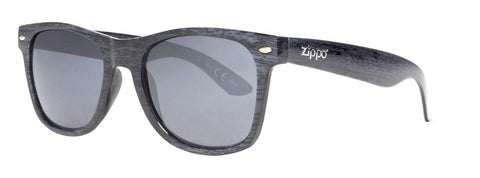 Zippo Zonnebril Vooraanzicht 3/4 hoek met zwarte lenzen en zwart montuur en zilveren Zippo Logo