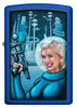 Vooraanzicht Zippo Aansteker Retro Futuristisch Koninklijk Blauw Pinup Vrouw met Ray Gun Web Debuut